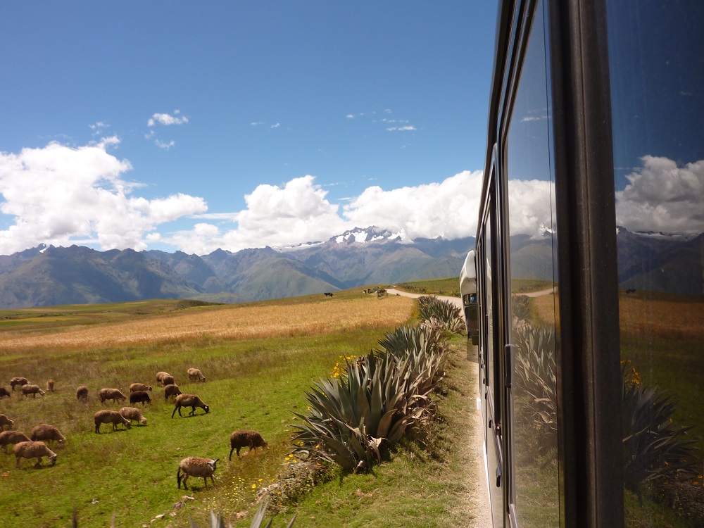 Peru-road-to-Moray-Salineras