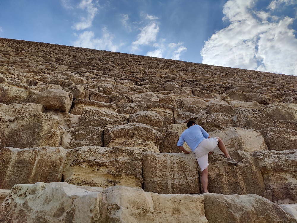 Pyramids of Gizeh climbing