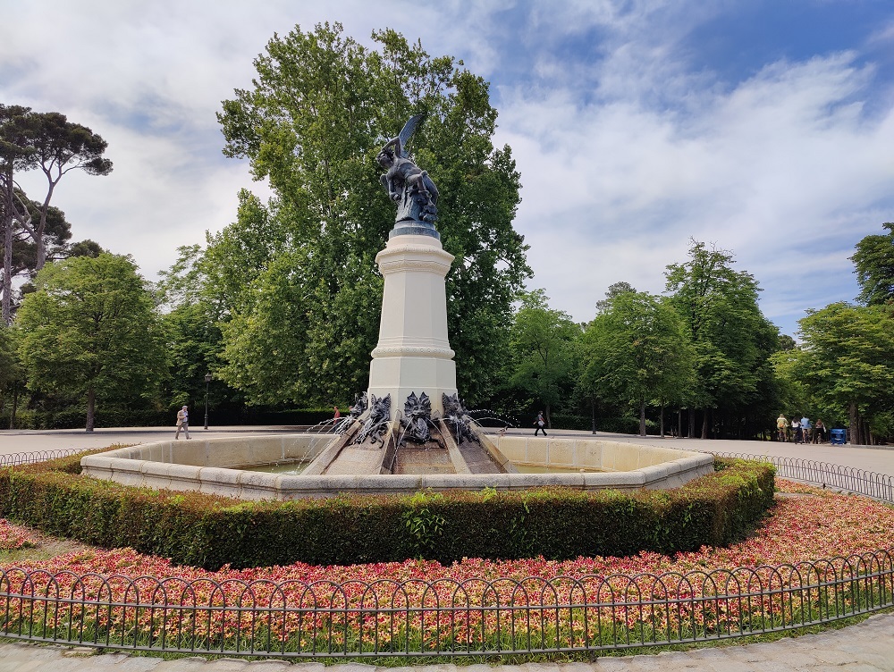 El Retiro Park - Devil Statue